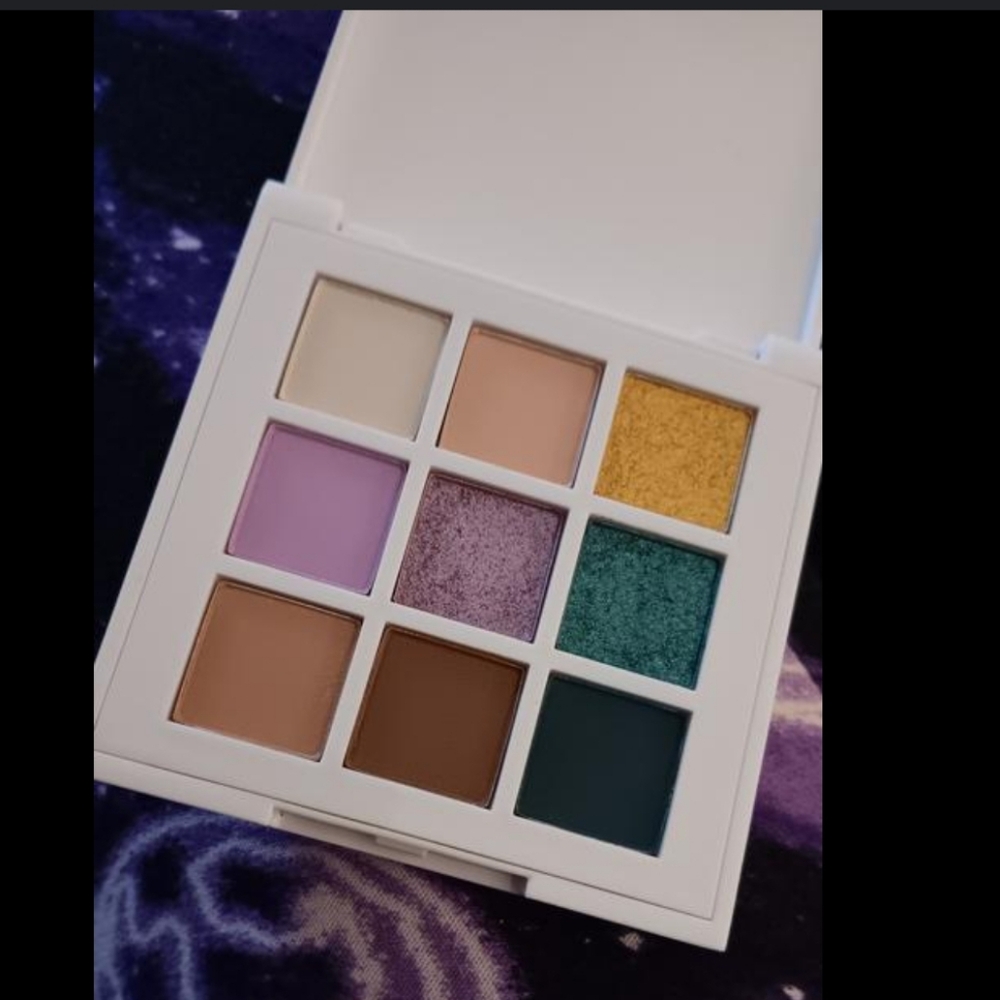 Gold and Green Eyeshadow Palette with Metallic and Matte Finishes